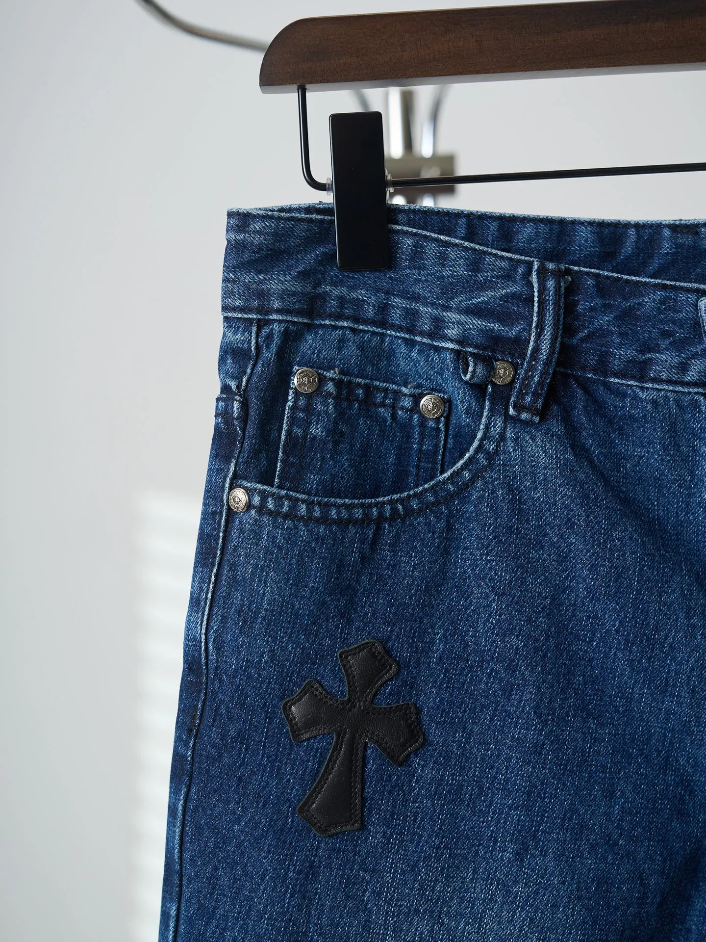 【 】Chrome Hearts/ （ ） 【In Stock】 26 27 28 ， ， 。 Retro ， ， ， 。 Black Cowhide Leather ， ， ， 。 ， ， ， Versatile 。 1.Retro ， ， ； ， ， Retro 。 2. ， ， ， 、 。 3. ， ， ； ， ， 、 。
